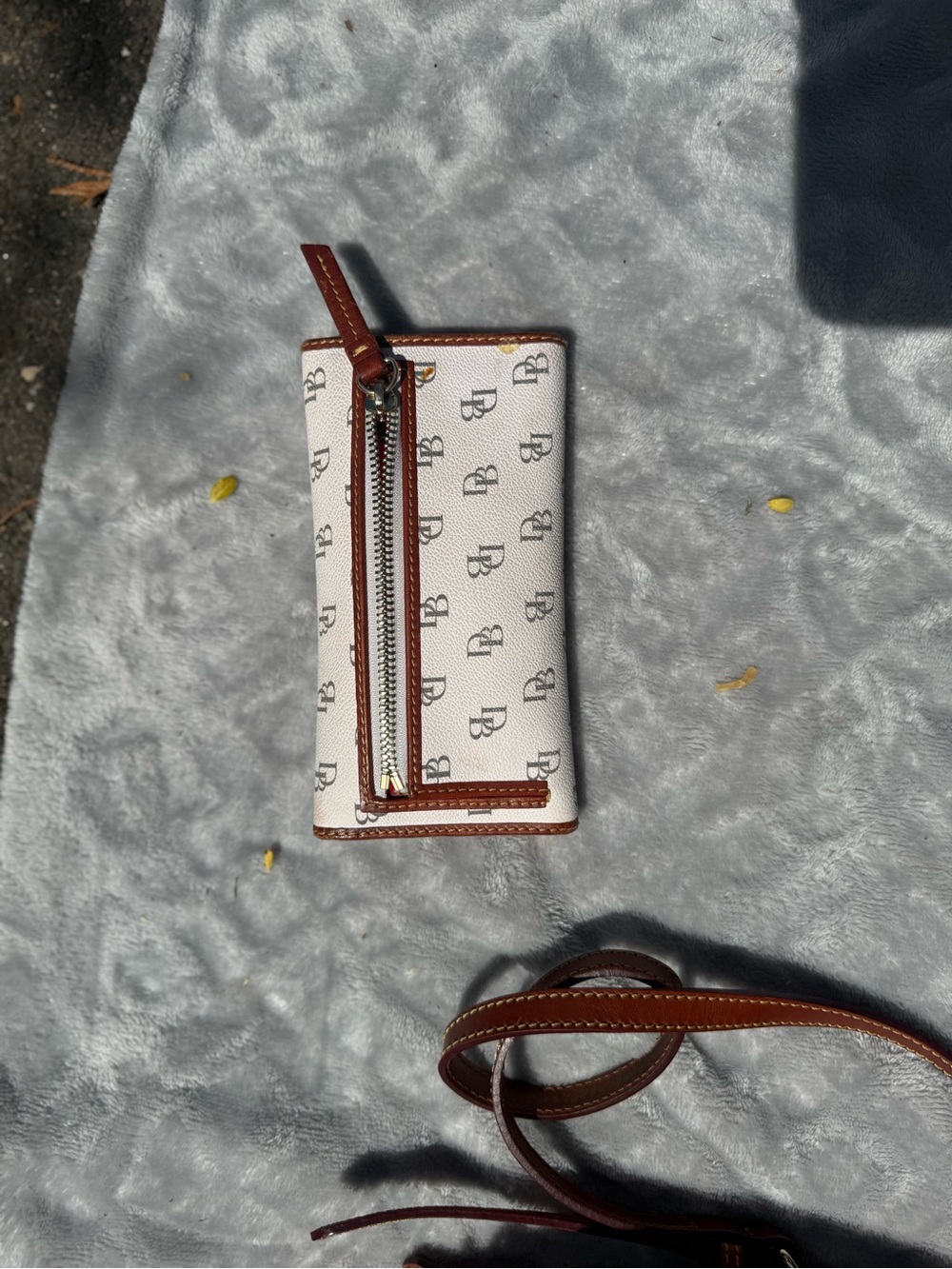Dooney & Bourke Cream Signature Logo Greta continent Wallet & bags - Picture 6 of 12